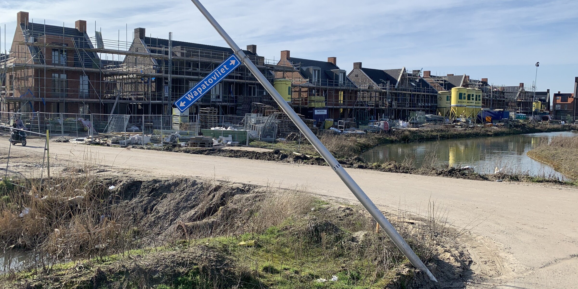 Foto aangereden mast bij bouwplaats in Utrecht 1